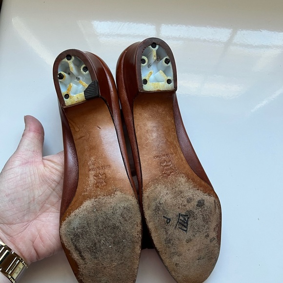 Salvatore Ferragamo Brown Leather Vara Pumps with Gold Accent - Picture 4 of 7